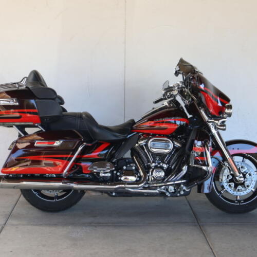 2017 Harley-Davidson® FLHTKSE CVO™ Limited U960836 thumb 0