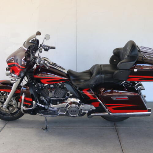 2017 Harley-Davidson® FLHTKSE CVO™ Limited U960836 thumb 3