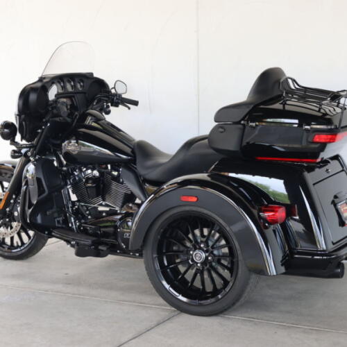 2025 Harley-Davidson® FLHTCUTG Tri Glide™ Ultra U850285 thumb 2
