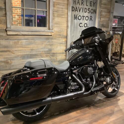 Harley-Davidson® Street Glide® 2026 FLHX T45-26 Vivid Black Black Trim thumb 2