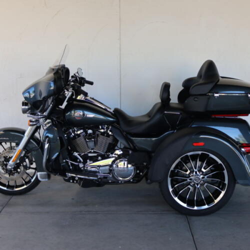 2025 Harley-Davidson® FLHTCUTG Tri Glide™ Ultra U856640T thumb 3