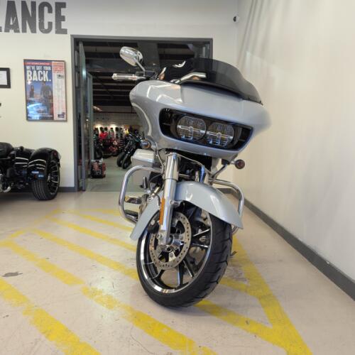 2023 Harley-Davidson® Road Glide® - Atlas Silver Metallic (Chrome Trim) thumb 2