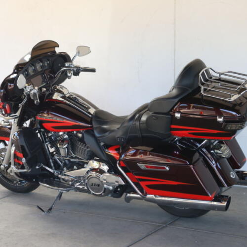 2017 Harley-Davidson® FLHTKSE CVO™ Limited U960836 thumb 2