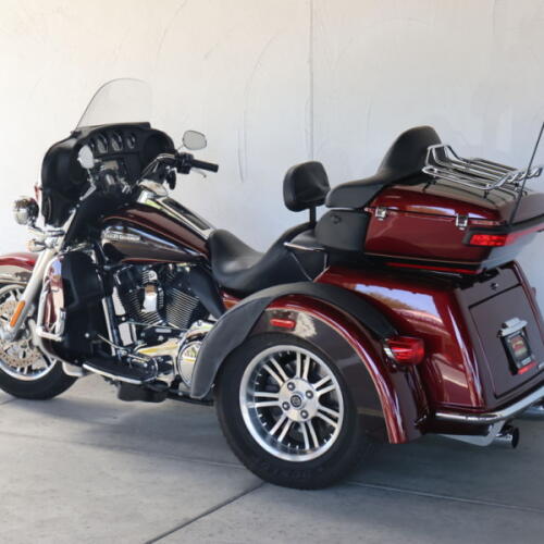 2014 Harley-Davidson® FLHTCUTG Tri Glide® Ultra U857682 thumb 2