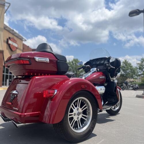 2021 Harley-Davidson® FLHTCUTG Tri Glide® Ultra Billiard Red 856209 thumb 2