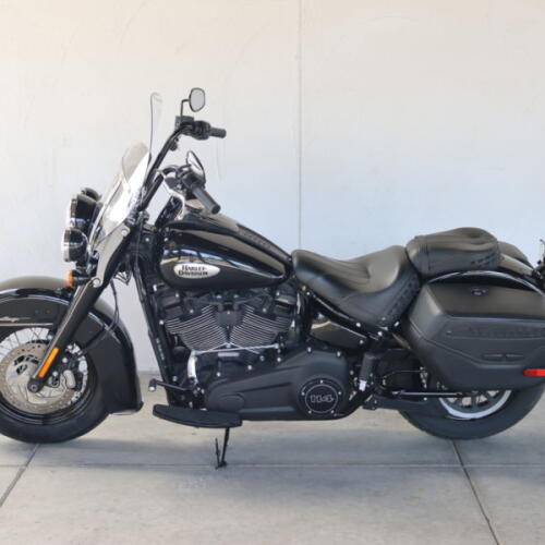 2023 Harley-Davidson® FLHCS Heritage Classic U016475 thumb 3