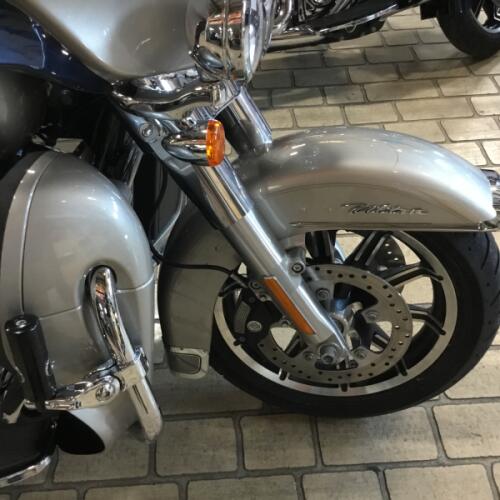 2018 Harley-Davidson® Electra Glide® Ultra Classic® Silver Fortune thumb 2