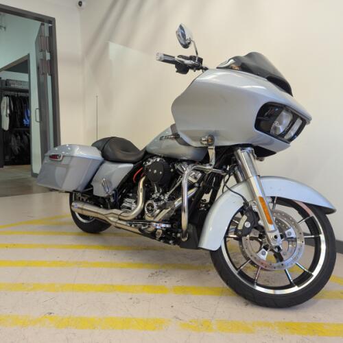 2023 Harley-Davidson® Road Glide® - Atlas Silver Metallic (Chrome Trim) thumb 3
