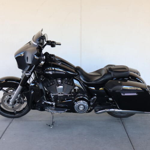 2016 Harley-Davidson® FLHXSE CVO™ Street Glide® U957750 thumb 3