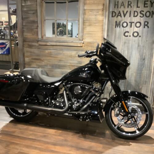 Harley-Davidson® Street Glide® 2026 FLHX T45-26 Vivid Black Black Trim thumb 3