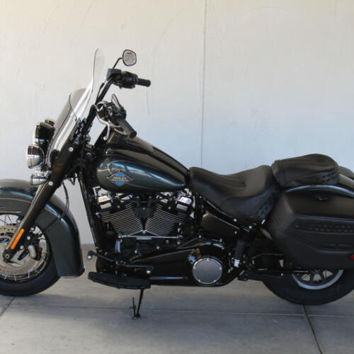 2025 Harley-Davidson® FLHC Heritage Classic N027819 thumb 3