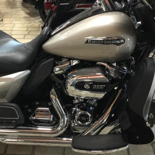 2018 Harley-Davidson® Electra Glide® Ultra Classic® Silver Fortune thumb 3