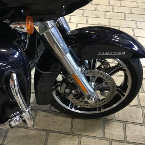 2020 Harley-Davidson® Road Glide® Limited Midnight Blue thumb 2