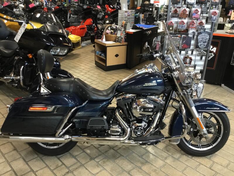 2016 Harley-Davidson® Road King® Custom Colour Cosmic Blue Pearl