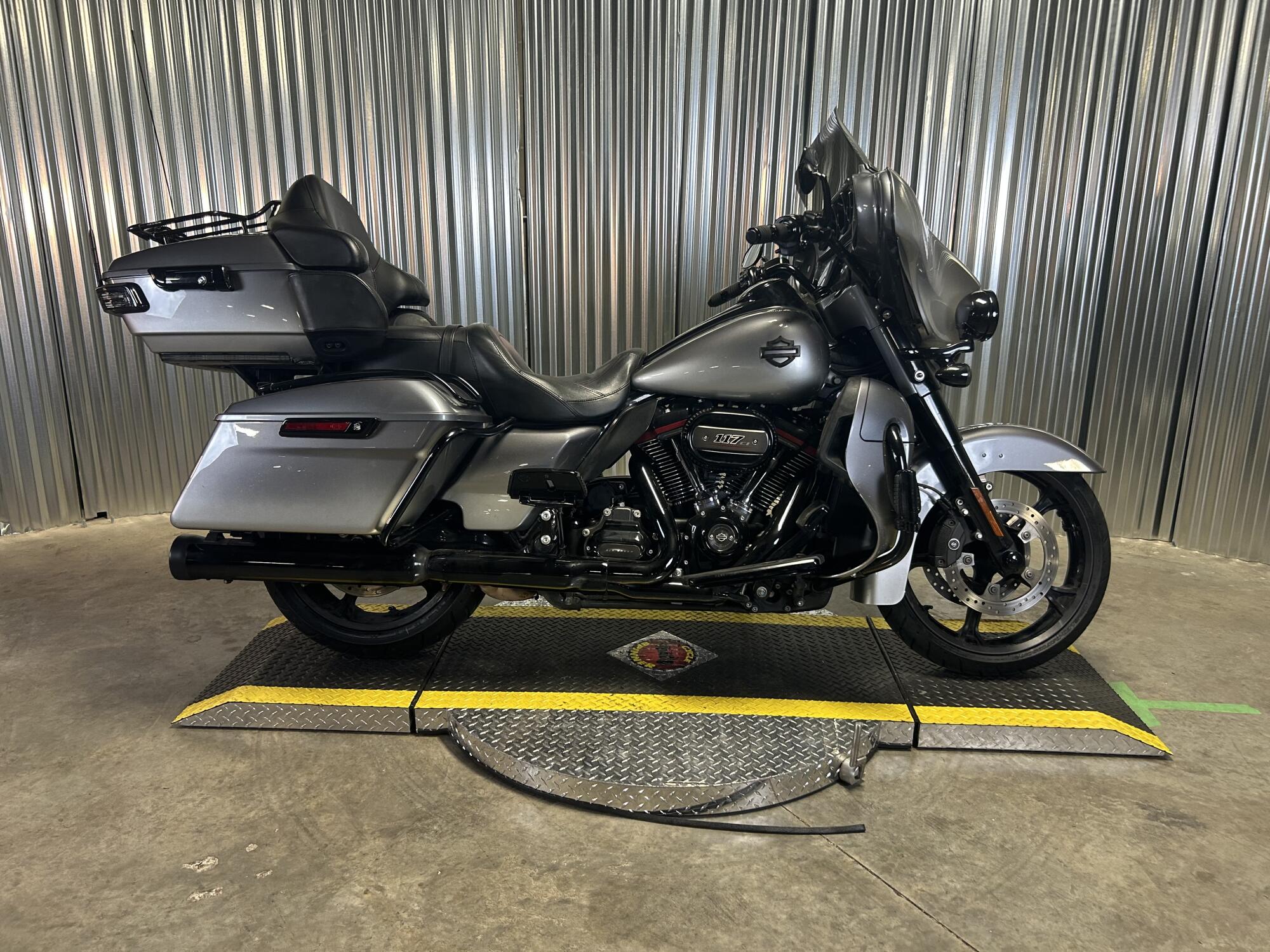 2019 Harley-Davidson® CVO™ Limited Magnetic Gray Fade