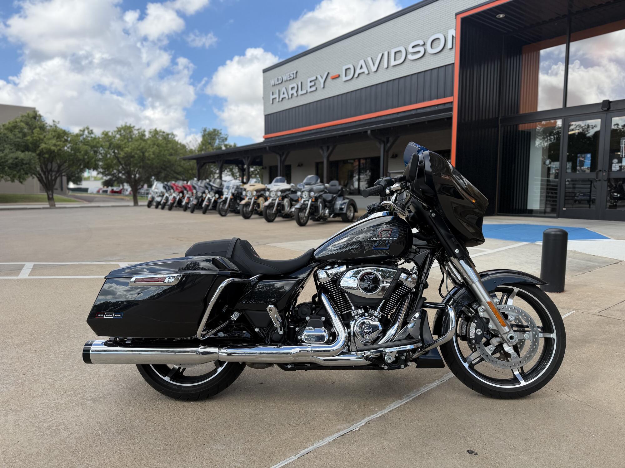 2026 Harley-Davidson® Street Glide® Midnight Ember Chrome Trim