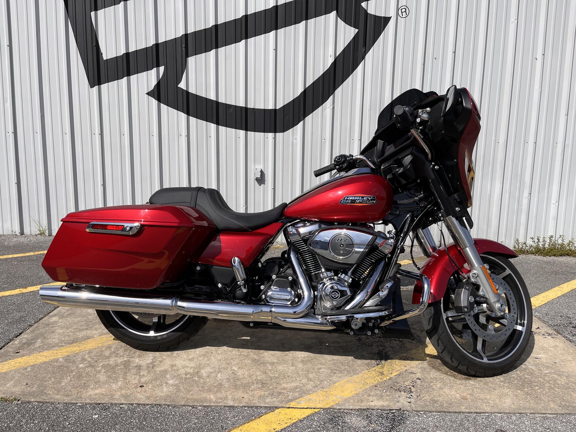 2025 Harley-Davidson<sup>®</sup> Street Glide® Brilliant Red