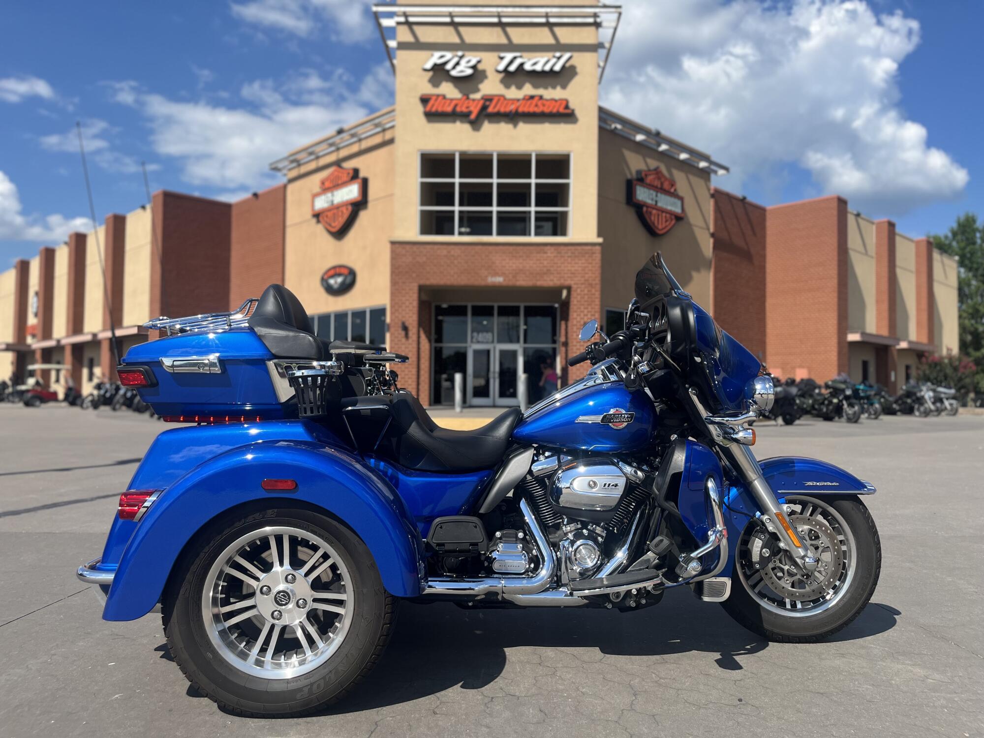 2024 Harley-Davidson® FLHTCUTG Tri Glide® Ultra Blue Burst 859178