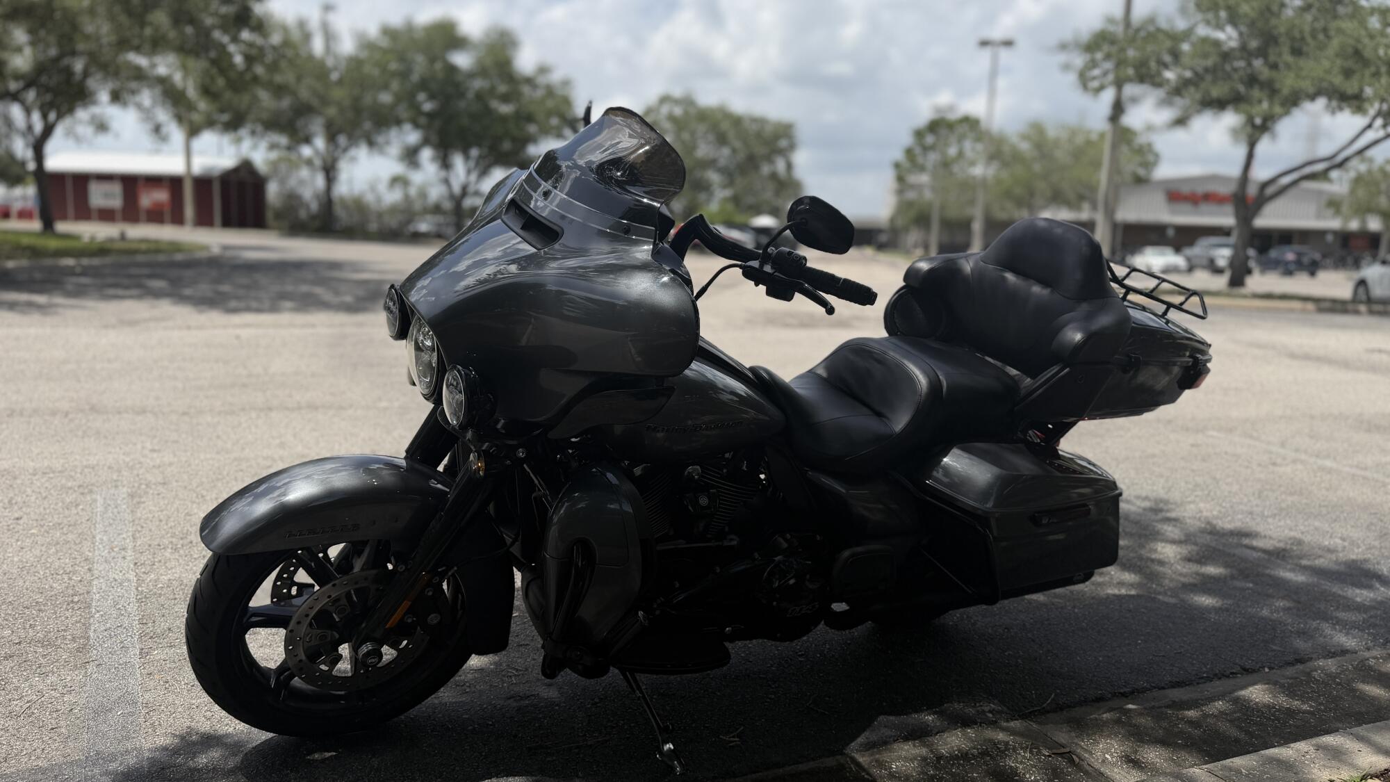 2021 Harley-Davidson® Ultra Limited Gauntlet Gray Metallic - Black Finish, photo 6