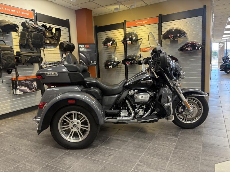 2021 Harley-Davidson® Tri Glide® Ultra Gauntlet Gray Metallic/Vivid Black