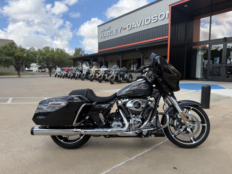 2026 Harley-Davidson® Street Glide® Midnight Ember Chrome Trim