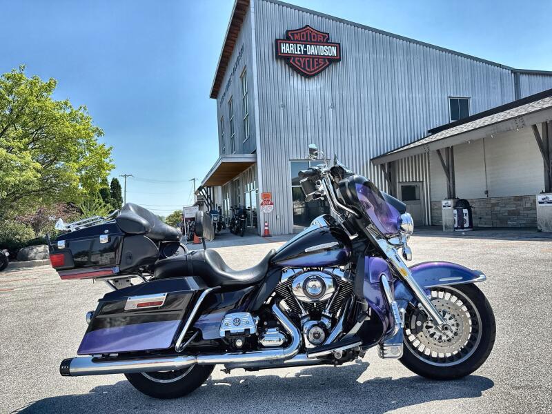 2010 Harley-Davidson® Electra Glide® Ultra Limited Two-Tone Vivid Black/Black Ice Pearl