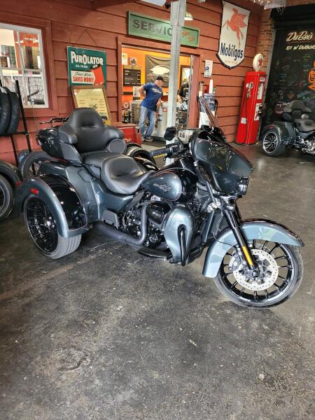 2025 Harley-Davidson® Tri Glide® Ultra Iron Horse Metallic / Vivid Black - Black Finish