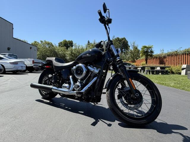 2026 Harley-Davidson® Street Bob® Vivid Black Chrome Laced Wheels