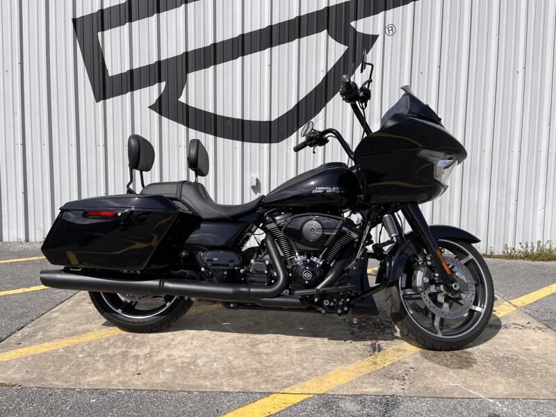 2025 Harley-Davidson<sup>®</sup> Road Glide® Vivid Black