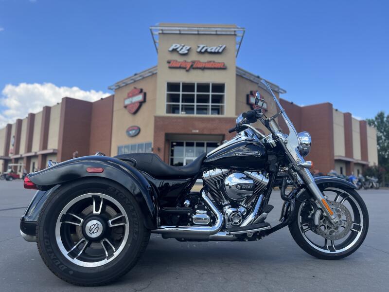 2016 Harley-Davidson® FLRT Freewheeler® BLACK 853988