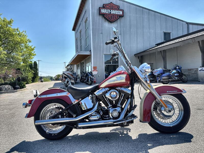 2011 Harley-Davidson® Heritage Softail® Classic RED / WHITE