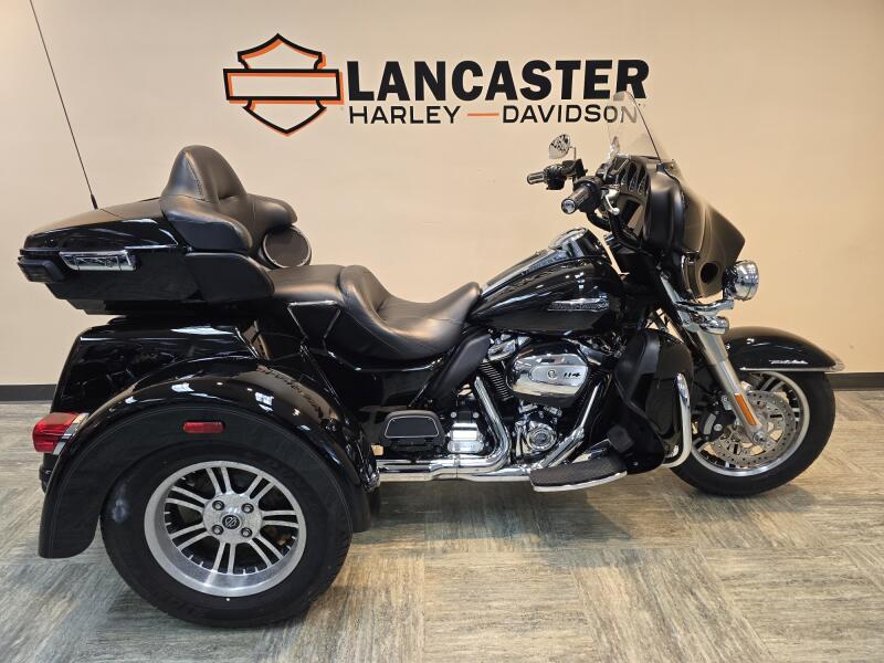 2020 Harley-Davidson® Tri Glide® Ultra Vivid Black FLHTCUTG