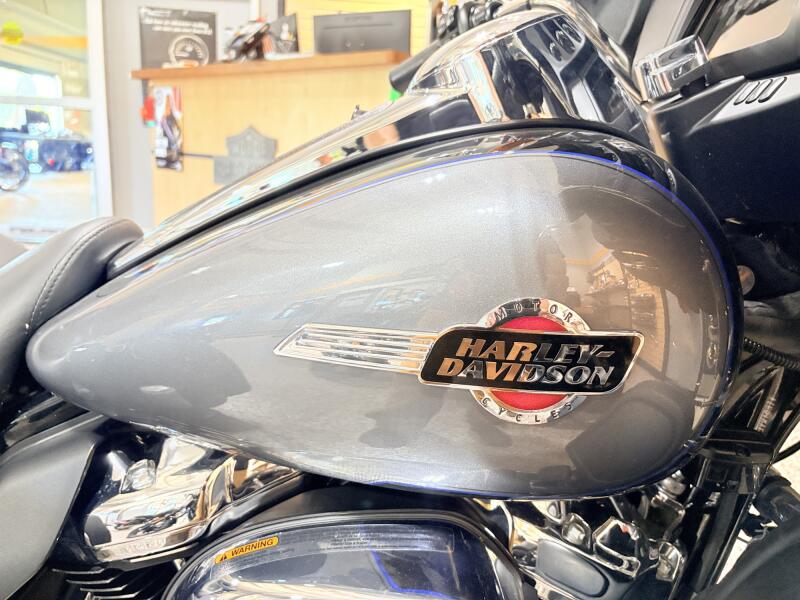 2022 FLHTCUTG Harley-Davidson® Tri Glide® Ultra Gauntlet Gray Metallic/Vivid Black