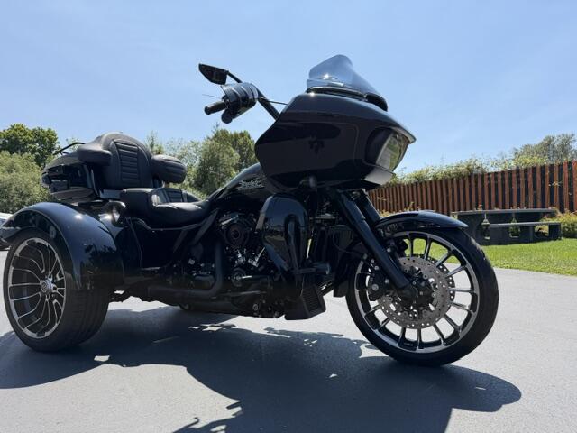 2024 Harley-Davidson® Road Glide® 3 Vivid Black - Black Finish