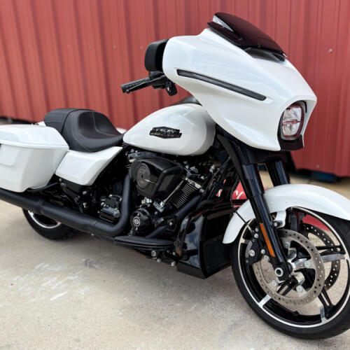 2024 Harley-Davidson® Street Glide® FLHX White Onyx Pearl thumb 3