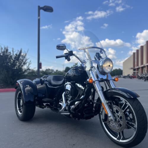 2016 Harley-Davidson® FLRT Freewheeler® BLACK 853988 thumb 3
