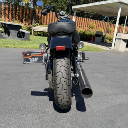 2026 Harley-Davidson® Street Bob® Vivid Black Chrome Laced Wheels thumb 0