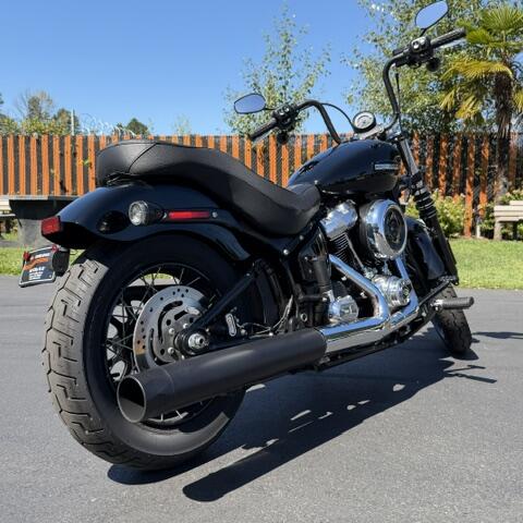 2026 Harley-Davidson® Street Bob® Vivid Black Chrome Laced Wheels thumb 1