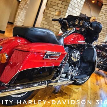 2011 Harley-Davidson® Electra Glide® Ultra Limited, FLHTK thumb 1