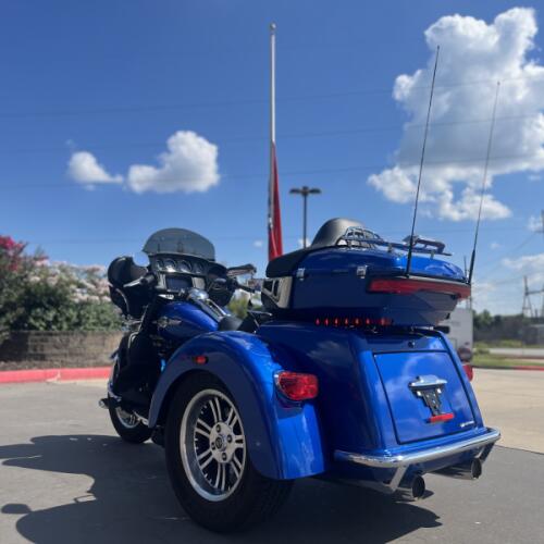 2024 Harley-Davidson® FLHTCUTG Tri Glide® Ultra Blue Burst 859178 thumb 0