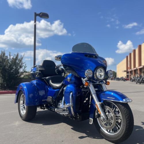 2024 Harley-Davidson® FLHTCUTG Tri Glide® Ultra Blue Burst 859178 thumb 3