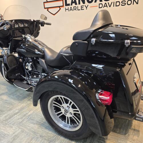 2020 Harley-Davidson® Tri Glide® Ultra Vivid Black FLHTCUTG thumb 0