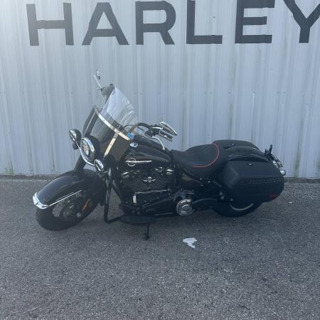 2018 Harley-Davidson® Heritage Classic Vivid Black thumb 2
