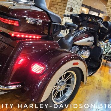 2018 Harley-Davidson® Tri Glide® Ultra, FLHTCUTG thumb 1