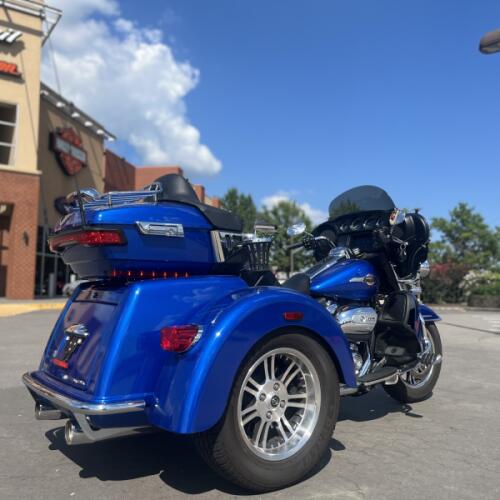 2024 Harley-Davidson® FLHTCUTG Tri Glide® Ultra Blue Burst 859178 thumb 2