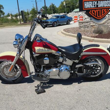 2011 Harley-Davidson® Heritage Softail® Classic RED / WHITE thumb 0