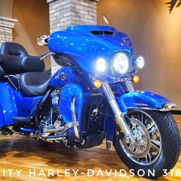 2024 Harley-Davidson® Tri Glide® Ultra, FLHTCUTG thumb 2