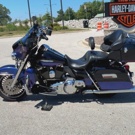 2010 Harley-Davidson® Electra Glide® Ultra Limited Two-Tone Vivid Black/Black Ice Pearl thumb 0
