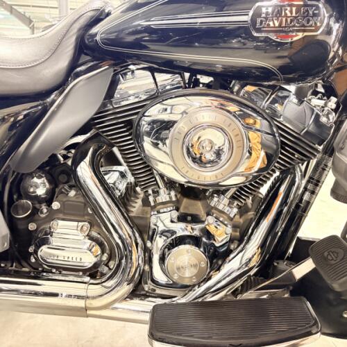 2012 FLHTCUTG Harley-Davidson® Tri Glide® Ultra Vivid Black thumb 3