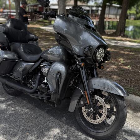 2021 Harley-Davidson® Ultra Limited Gauntlet Gray Metallic - Black Finish thumb 3